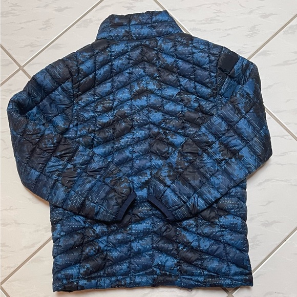 Snozu Boys winter jacket.  Zipper front with two zipper pockets - Picture 3 of 7